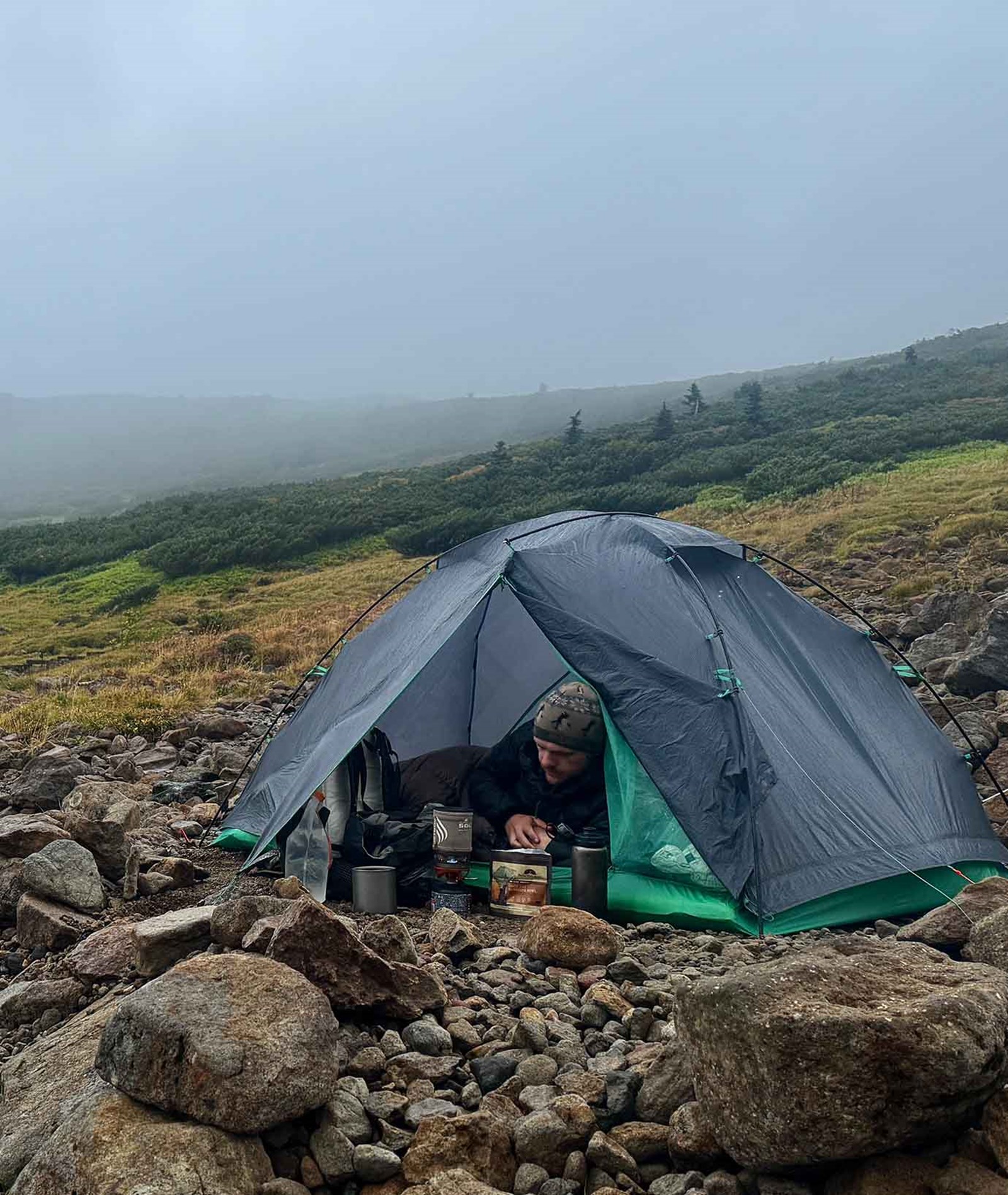 En mand i et Big Agnes telt på fjeldet.