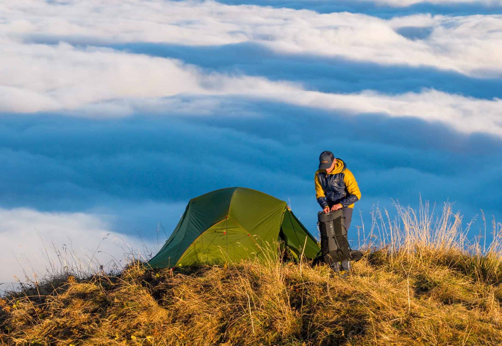 Mand på fjeldet med sit Exped telt.
