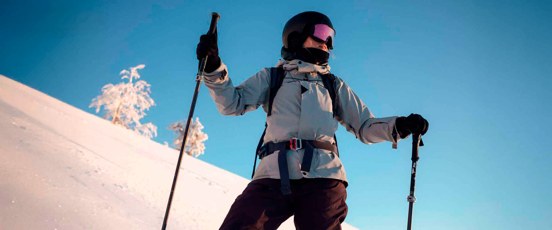 Person på ski iført mange lag ift. Lag-på-lag-princippet.