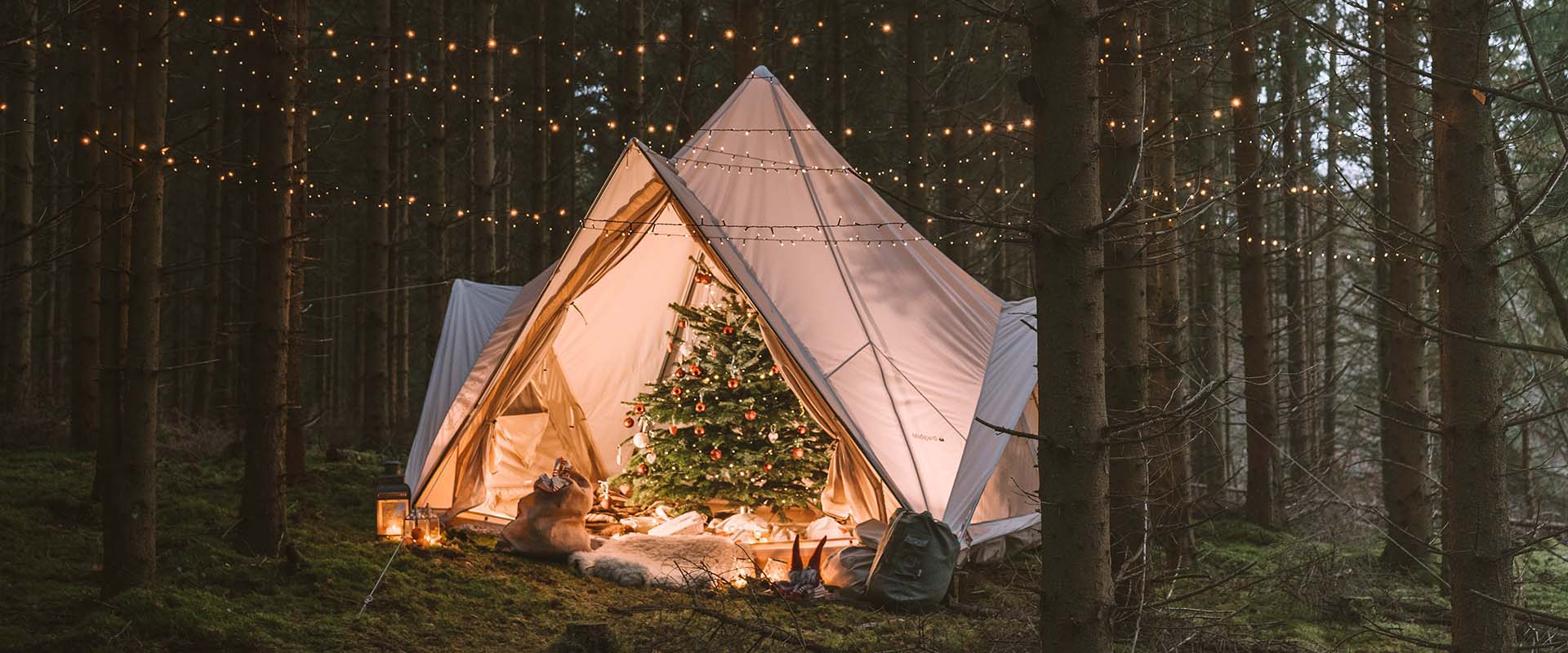 Telt i skoven med juletema.