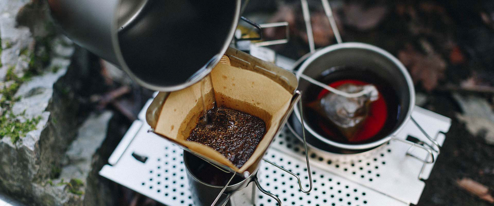 Kaffe, der bliver brygget i en pour over.