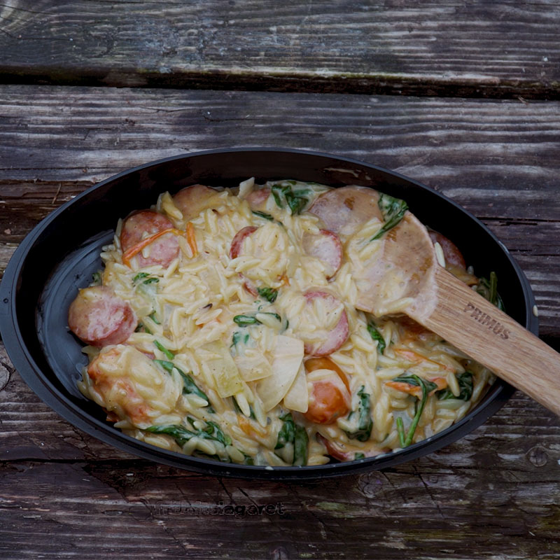 One pot Orzo med Chorizo på brænder