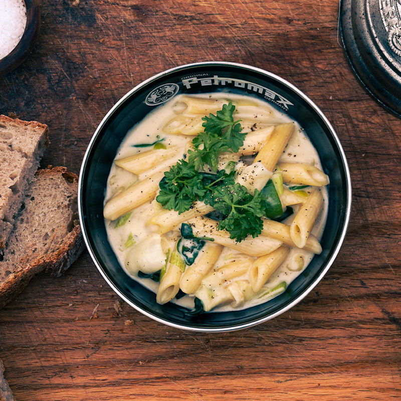 Cremet pasta med spinat og ost på teltovn