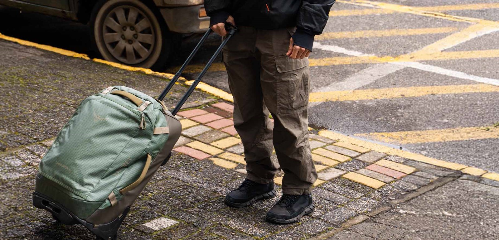 Person med en TRansporter Wheeled Duffel.