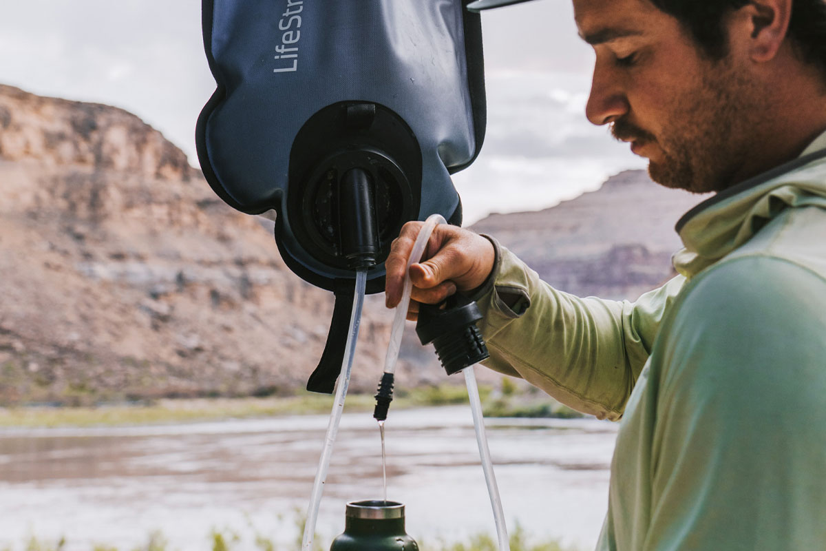 LifeStraw Gravity vandrensningssystem hængt op i lejren