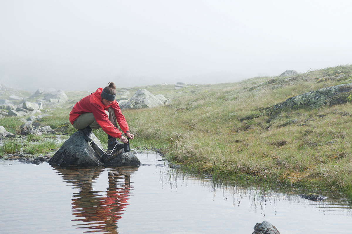 Katadyn Hiker Pro vandpumpe med slange i vandet